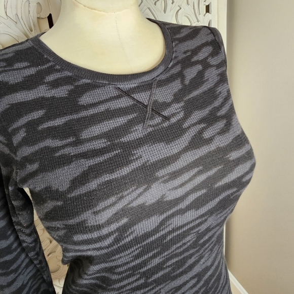 Under Armour Gray Camo Waffle Knit Long Sleeve Top Size M - Picture 3 of 10